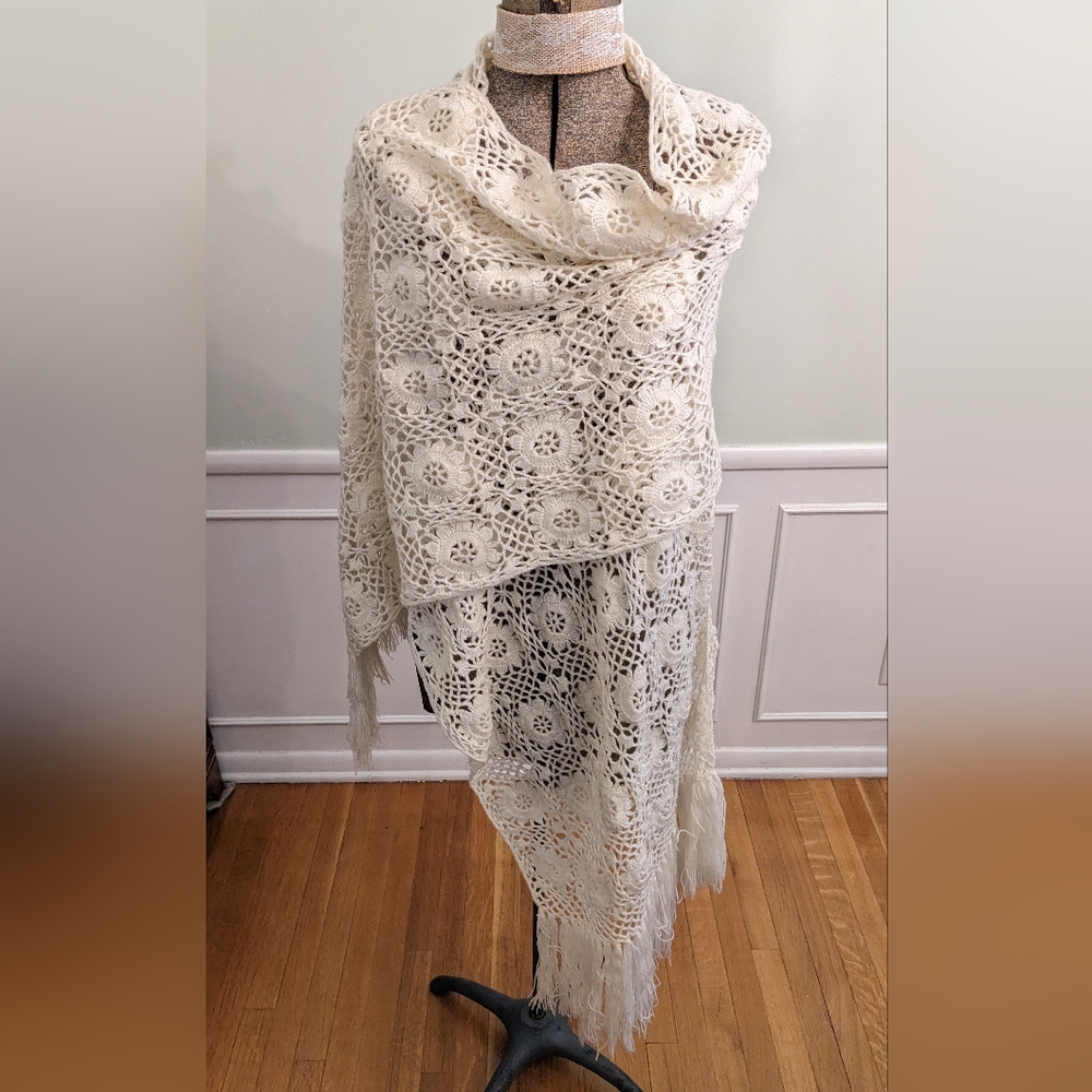 Off-white Handmade scarf/shawl. Floral design. Wool like yarn.